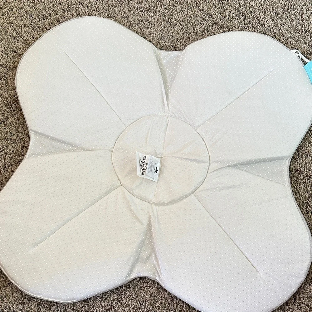 Gray Flower-Shaped Baby Bathing Seat /Mat with Yellow Center